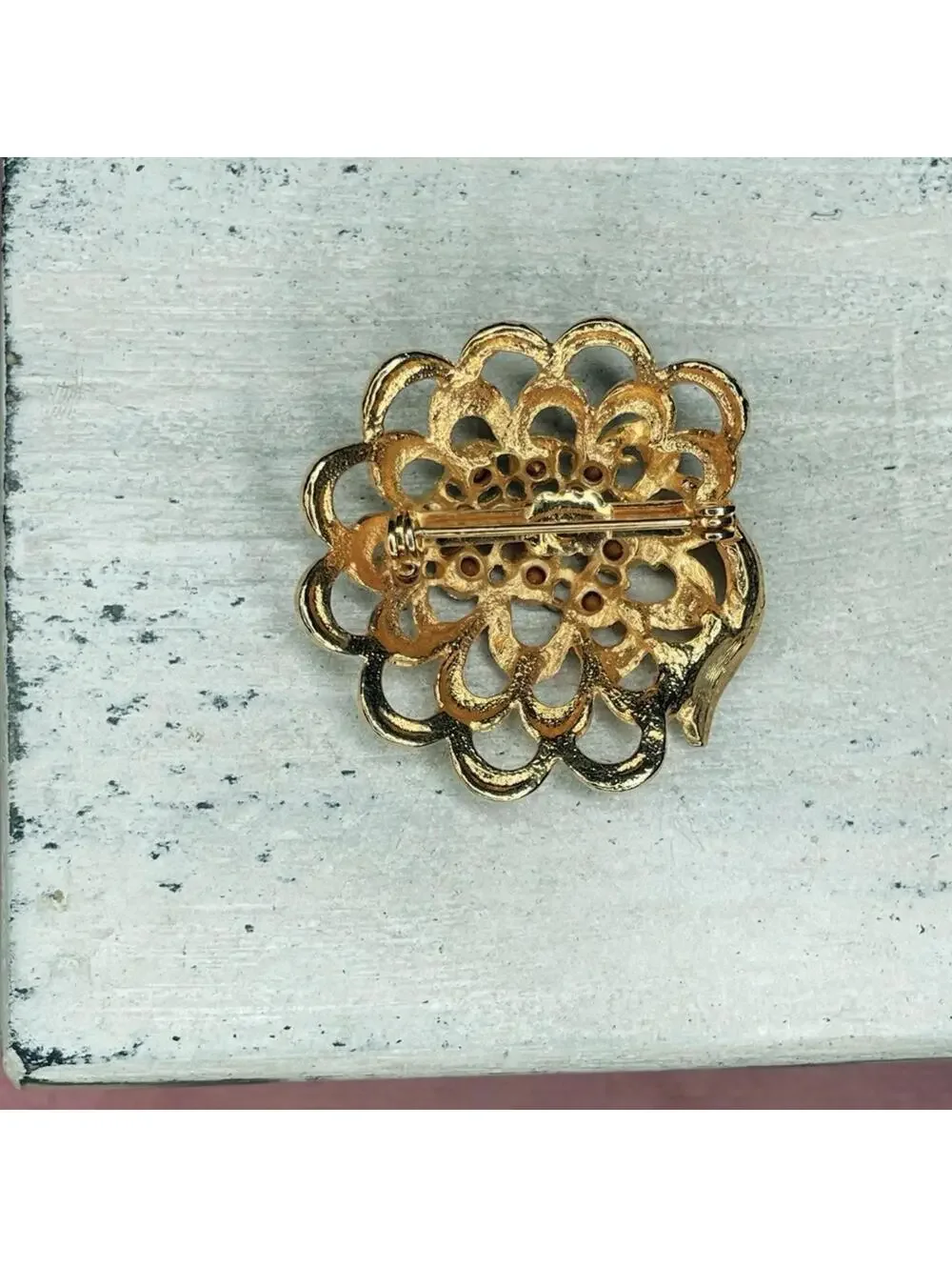 241. Goldtone Vintage Brooch Glass Bling